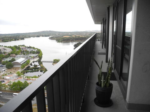 3BR Executive Apartment With Lake And Mountain Views - Accommodation Redcliffe 11