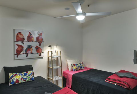 3BR Executive Apartment With Lake And Mountain Views - Accommodation Redcliffe 4