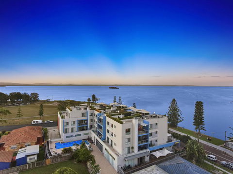 Lakeside Waterfront Apartment The Entrance - Accommodation Redcliffe 16