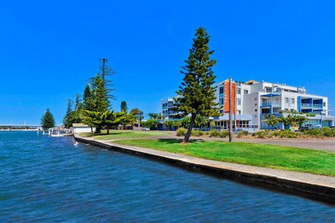 Lakeside Waterfront Apartment The Entrance - Accommodation Redcliffe 39