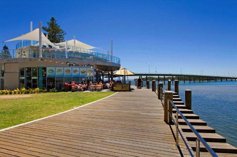 Lakeside Waterfront Apartment The Entrance - Accommodation Redcliffe 40
