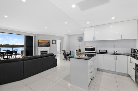 Lakeside Waterfront Apartment The Entrance - Accommodation Redcliffe 3