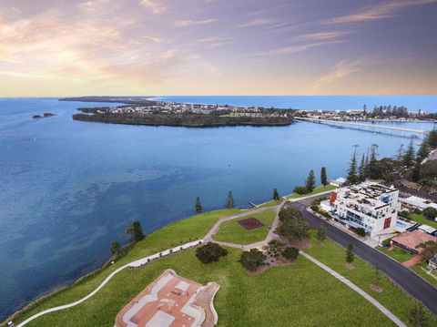 Lakeside Waterfront Apartment The Entrance - Accommodation Redcliffe 18