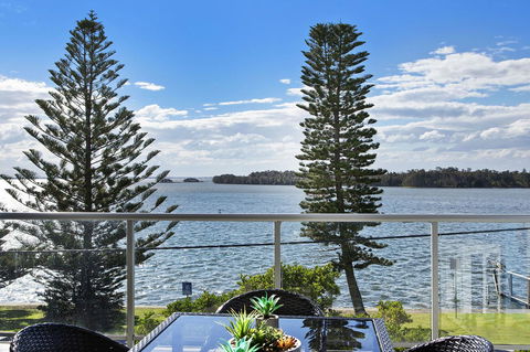 Lakeside Waterfront Apartment The Entrance - Accommodation Redcliffe 29