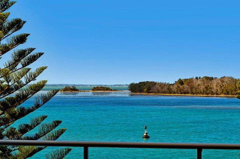 Lakeside Waterfront Apartment The Entrance - Accommodation Redcliffe 34