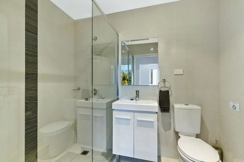 Lakeside Waterfront Apartment The Entrance - Accommodation Redcliffe 11
