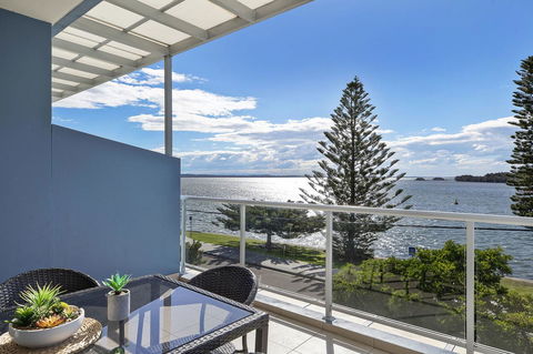Lakeside Waterfront Apartment The Entrance - Accommodation Redcliffe 31