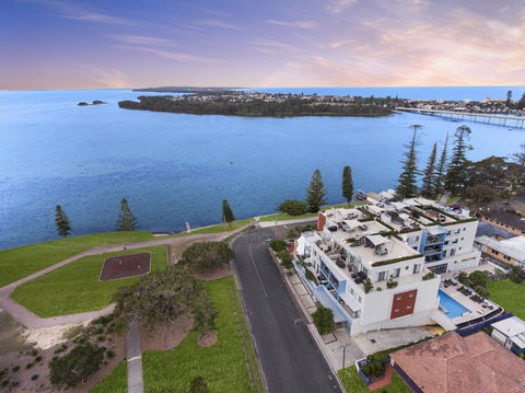 Lakeside Waterfront Apartment The Entrance - Accommodation Redcliffe 17