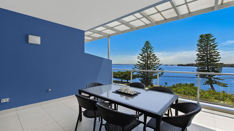 Lakeside Waterfront Apartment The Entrance - Accommodation Redcliffe 32