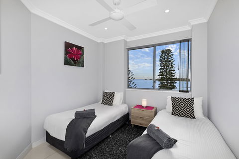 Lakeside Waterfront Apartment The Entrance - Accommodation Redcliffe 9