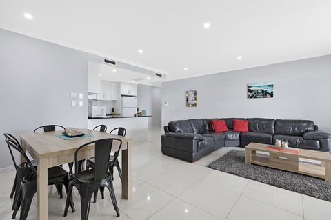 Lakeside Waterfront Apartment The Entrance - Accommodation Redcliffe 5