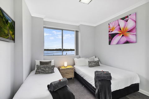 Lakeside Waterfront Apartment The Entrance - Accommodation Redcliffe 10