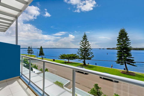 Lakeside Waterfront Apartment The Entrance - Accommodation Redcliffe 33