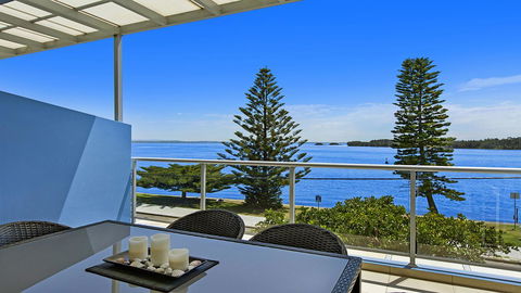 Lakeside Waterfront Apartment The Entrance - Accommodation Redcliffe 0
