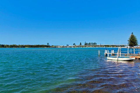 Lakeside Waterfront Apartment The Entrance - Accommodation Redcliffe 35
