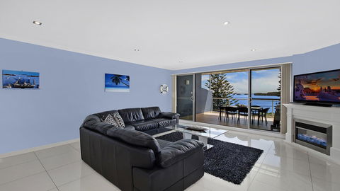 Lakeside Waterfront Apartment The Entrance - Accommodation Redcliffe 6