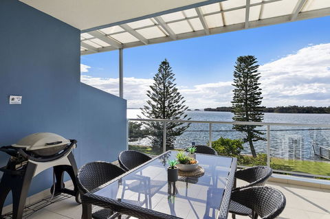 Lakeside Waterfront Apartment The Entrance - Accommodation Redcliffe 30
