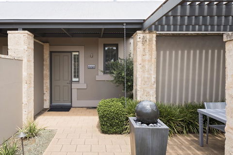 The Louise - Accommodation Redcliffe 15