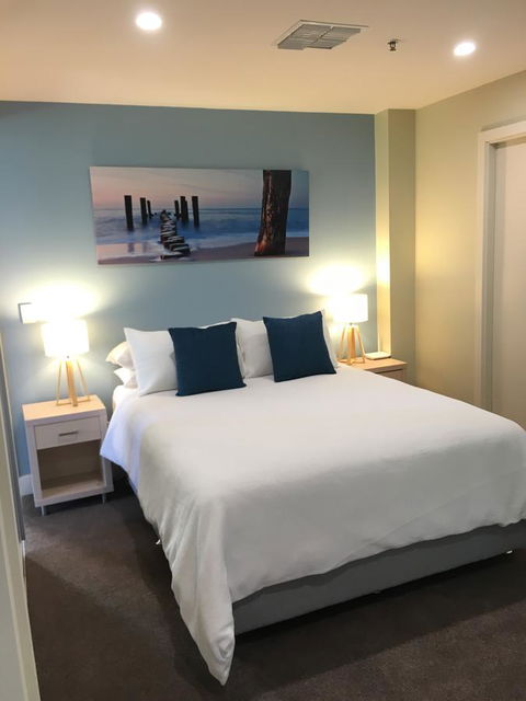 Beachside Luxury Apartments One & Two Bedroom In Beachfront Oaks Pier Building - Accommodation Redcliffe 23