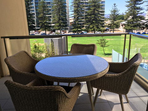 Beachside Luxury Apartments One & Two Bedroom In Beachfront Oaks Pier Building - Accommodation Redcliffe 25
