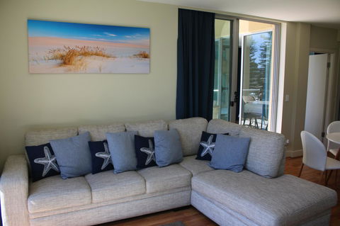 Beachside Luxury Apartments One & Two Bedroom In Beachfront Oaks Pier Building - Accommodation Redcliffe 11