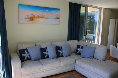 Beachside Luxury Apartments One & Two Bedroom In Beachfront Oaks Pier Building - Accommodation Redcliffe 14