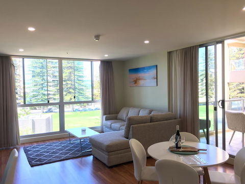 Beachside Luxury Apartments One & Two Bedroom In Beachfront Oaks Pier Building - Accommodation Redcliffe 3
