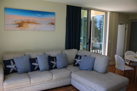 Beachside Luxury Apartments One & Two Bedroom In Beachfront Oaks Pier Building - Accommodation Redcliffe 12