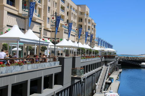 Beachside Luxury Apartments One & Two Bedroom In Beachfront Oaks Pier Building - Accommodation Redcliffe 13