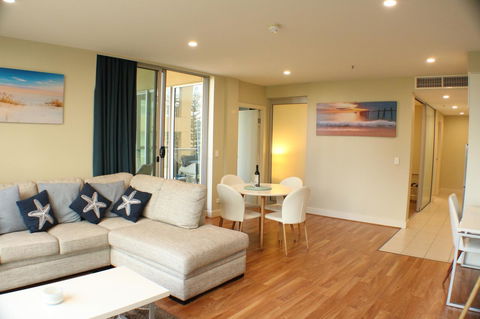 Beachside Luxury Apartments One & Two Bedroom In Beachfront Oaks Pier Building - Accommodation Redcliffe 5