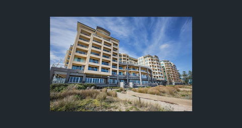 Beachside Luxury Apartments One & Two Bedroom In Beachfront Oaks Pier Building - Accommodation Redcliffe 2