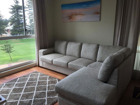 Beachside Luxury Apartments One & Two Bedroom In Beachfront Oaks Pier Building - Accommodation Redcliffe 16