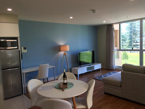 Beachside Luxury Apartments One & Two Bedroom In Beachfront Oaks Pier Building - Accommodation Redcliffe 19