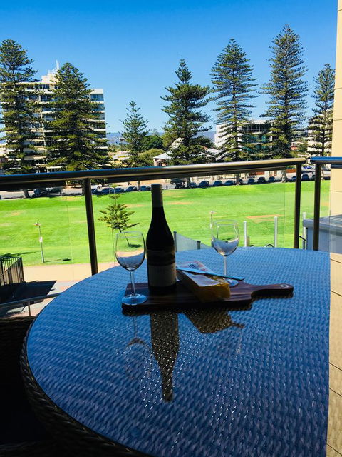 Beachside Luxury Apartments One & Two Bedroom In Beachfront Oaks Pier Building - Accommodation Redcliffe 26