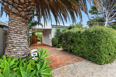 Ainslie Roberts Drive Retreat - Accommodation Redcliffe 13