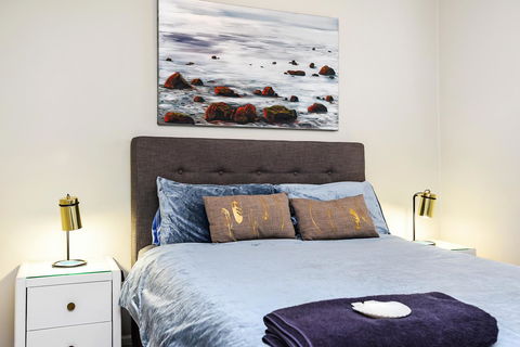 Ainslie Roberts Drive Retreat - Accommodation Redcliffe 6