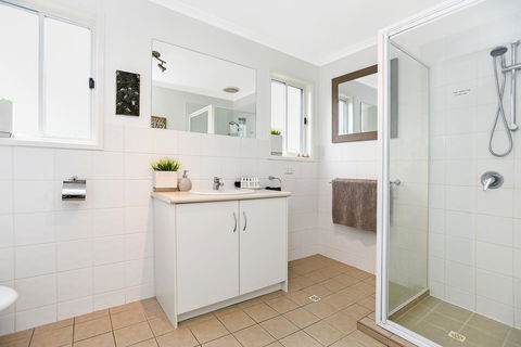 Ainslie Roberts Drive Retreat - Accommodation Redcliffe 5