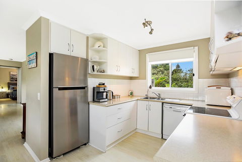 Ainslie Roberts Drive Retreat - Accommodation Redcliffe 3