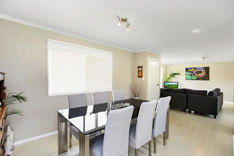 Ainslie Roberts Drive Retreat - Accommodation Redcliffe 1