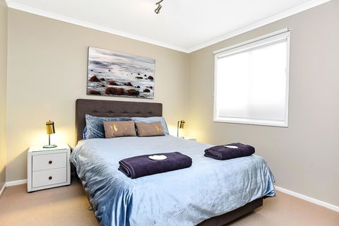 Ainslie Roberts Drive Retreat - Accommodation Redcliffe 4