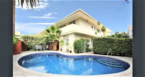 Hi 5 Glenelg Studio Apartment - Accommodation Redcliffe 0