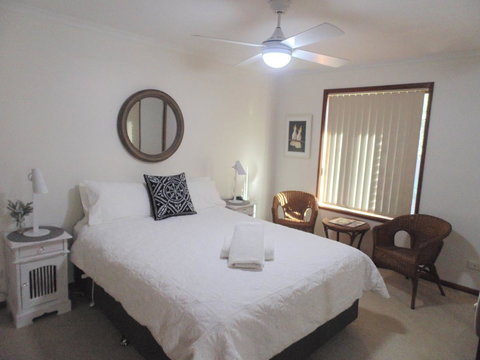 Baronet B & B - Accommodation Redcliffe 11