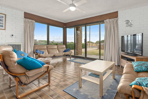 Sun & Surf Aldinga Beach Apartment - Accommodation Redcliffe 0