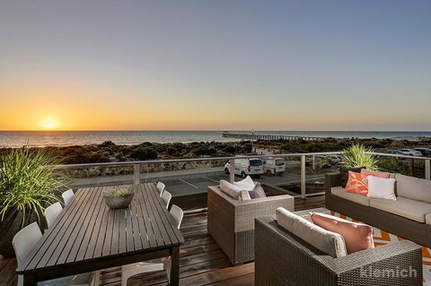 The Beach House @ Grange - Accommodation Redcliffe 0