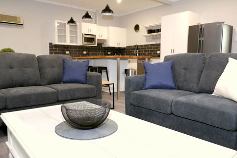 The Purple Door On Seaview - Accommodation Redcliffe 8