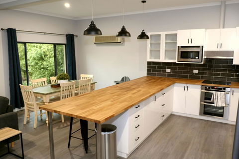 The Purple Door On Seaview - Accommodation Redcliffe 2