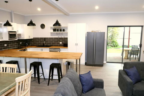 The Purple Door On Seaview - Accommodation Redcliffe 4