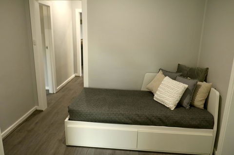The Purple Door On Seaview - Accommodation Redcliffe 9
