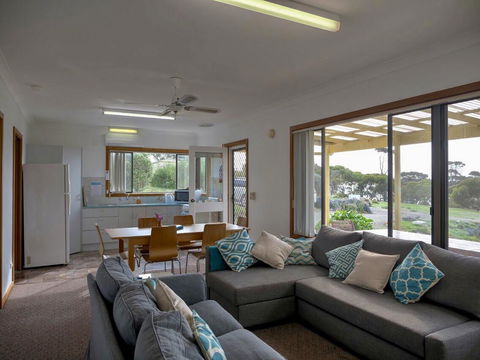 Emu Bay Holiday Homes - Accommodation Redcliffe 7