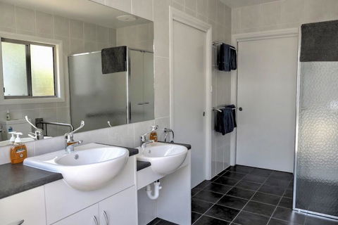 Emu Bay Holiday Homes - Accommodation Redcliffe 14